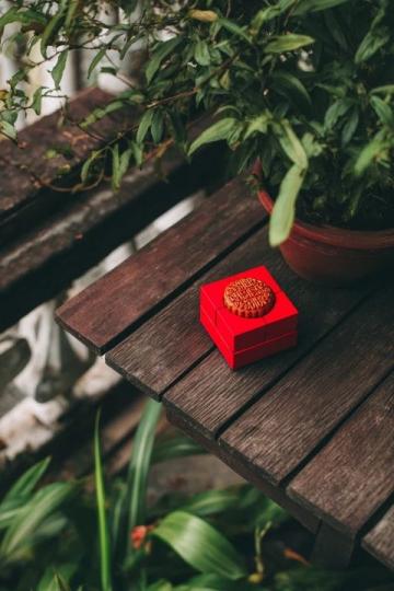 紅豆糯米餅是一道軟糯香甜的中式點心，外皮微脆，內餡紅豆綿密
