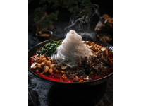 在長春皓月大路與萬福街交匯處，有家灶八鮮柴火燉，這飯店，實在有點與眾不同！