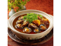 蠔烙：潮汕地區經典傳統小吃，以新鮮生蠔為主要食材，佐以薯粉、雞蛋煎制而成。