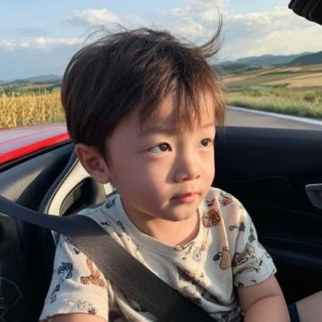 浙江暖心一幕：收費員為司機孩子遞熱水，溫暖人心