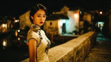 一名伊朗美女網(wǎng)紅在游覽桂林后，感慨萬千的落淚了