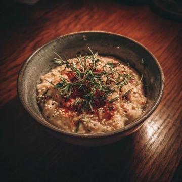 蠔烙：潮汕地區經典傳統小吃，以新鮮生蠔為主要食材，佐以薯粉、雞蛋煎制而成。