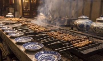 新疆地道風味:1元享1斤烤羊肉串