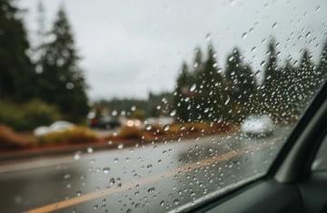 雨天安全行駛指南：降低車速、控好距離、亮尾燈