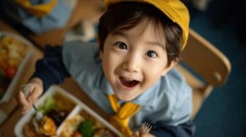上海市小學(xué)生愛(ài)心寒托班開(kāi)班首日：萌娃學(xué)做傳統(tǒng)美食迎大寒