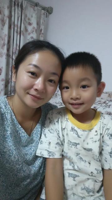 謝浩男媽媽許健華成功回歸，帶小女兒上學,還展示廚房神器