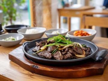 融合了高原物產與多民族文化,以牛羊肉、奶制品和面食為主,兼具粗獷與細膩的風味