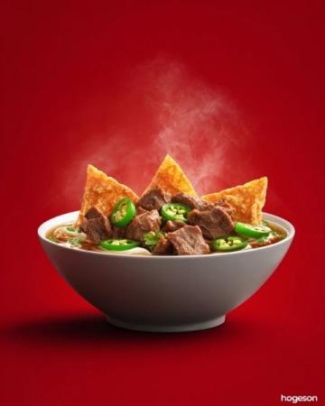 融合了高原物產與多民族文化,以牛羊肉、奶制品和面食為主,兼具粗獷與細膩的風味