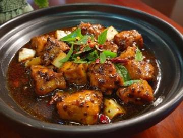 華城餐廳特色炸腐衣西蠣和炸豬肉口感佳但價格稍高