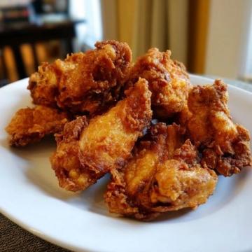 香酥炸雞翅外酥里嫩，一口咬下滿滿的幸福感！