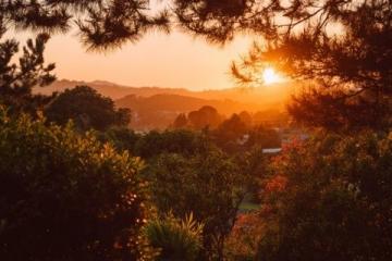 夕陽下的嘎日迪湖:如詩如畫的自然美景