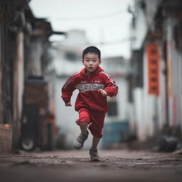 一騎紅塵！貴州貴陽，高考考場外，一個男生忘帶準考證，急的團團轉(zhuǎn)