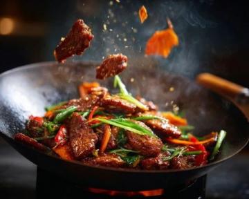 青椒炒肉:一碟鑊氣蒸騰的人間煙火, 滿足你的味覺記憶與情感共鳴
