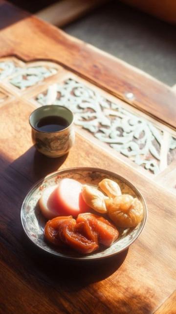 清晨暖陽(yáng)下的養(yǎng)生佳肴：蘋(píng)果紅棗小米粥，輕松煮出幸福感