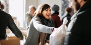 近日，山東濟寧一則妹妹被金毛撲倒，哥哥持棍訓狗的視頻引發熱議