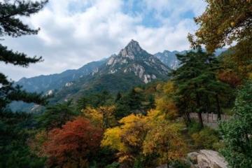 岳麓山：長(zhǎng)沙市標(biāo)志、湖湘文化之鄉(xiāng)和旅游熱點(diǎn)