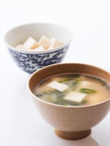 白菜豆腐三鮮湯：簡(jiǎn)單營(yíng)養(yǎng)，全家適宜的養(yǎng)生佳品