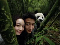 當(dāng)尚雯婕與姐妹們饒有趣味地展開關(guān)于大熊貓的討論時，只有何潔沒有搭話