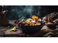 融合了高原物產與多民族文化，以牛羊肉、奶制品和面食為主，兼具粗獷與細膩的風味
