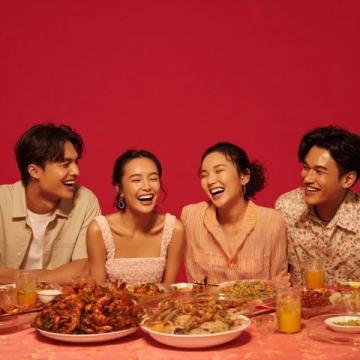 老外吃沙縣小吃,將食材包起來吃,背后蘊含著這些文化碰撞