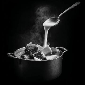 清晨五點的鄉(xiāng)村美味:奶奶親手制作蔥油餅與羊棒骨湯
