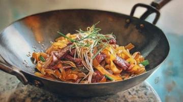 宅家過年吃美食！蘿卜絲炒牛肉和水煎包，營養又好吃！
