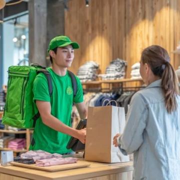 諸暨男子外賣遭遇惡心事件：酸辣土豆絲中驚現嚼不爛異物，疑似用過避孕套引發全家人嘔吐
