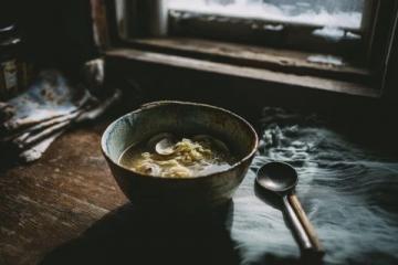 蠔烙：潮汕地區經典傳統小吃，以新鮮生蠔為主要食材，佐以薯粉、雞蛋煎制而成。