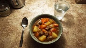 清晨五點的鄉(xiāng)村美味:奶奶親手制作蔥油餅與羊棒骨湯