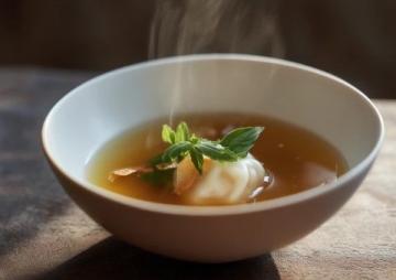 蠔烙：潮汕地區經典傳統小吃，以新鮮生蠔為主要食材，佐以薯粉、雞蛋煎制而成。