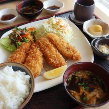 西北政法大學舌尖上的“西崔國際”:美味餛飩與炸雞飯推薦