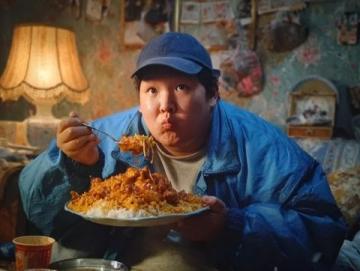 商丘餐廳訂單激增，外賣小哥變身'奶爸'接力照顧嬰兒