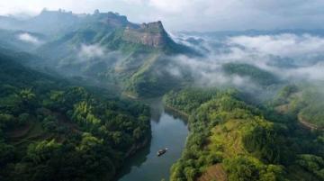 小東江，宛如一幅流動的畫卷，鑲嵌在湘南山脈之間,江水清澈見底，兩岸青山如黛