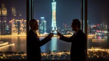 外國友人體驗賽龍舟蘇州河上的文化紐帶與激情碰撞：中外友好在龍舟上熱烈相聚。