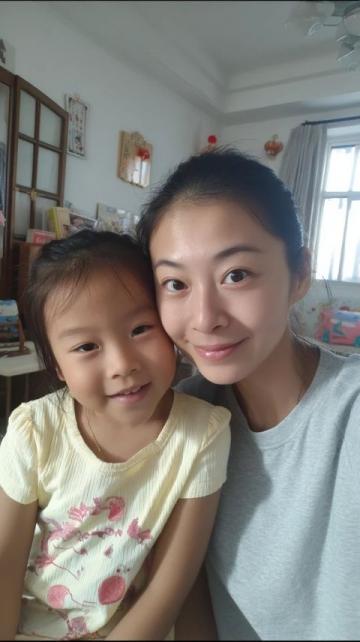 謝浩男媽媽許健華成功回歸，帶小女兒上學,還展示廚房神器