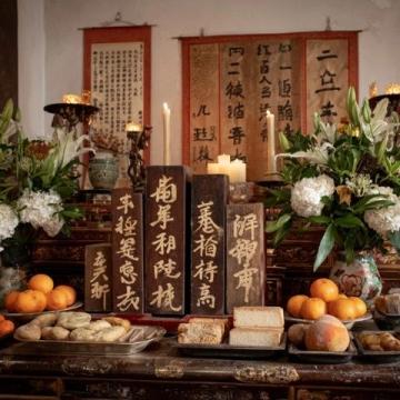 當刺桐花開滿古厝燕尾脊,洛陽橋畔的潮聲裹挾著蚵仔煎的焦香,泉州的四月正以眾神人