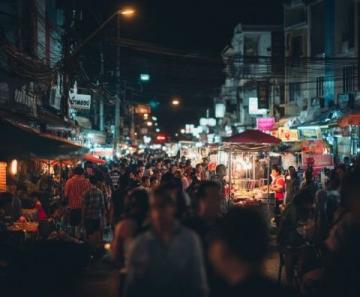 南寧夜市:排隊1小時也要嘗的街頭美食盛宴,100元扶墻走的味覺狂歡!