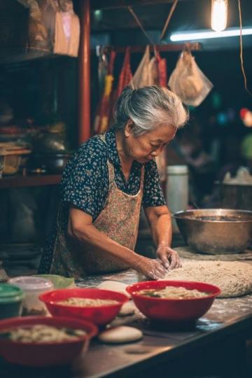 清晨五點的鄉(xiāng)村美味:奶奶親手制作蔥油餅與羊棒骨湯