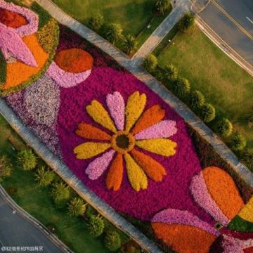 榮昌地標(biāo)煥新裝 燈籠鮮花迎五一游客