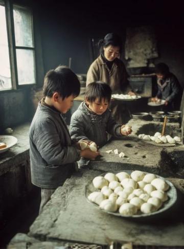 劉強東媽媽又到宿遷京東食堂包餃子,給員工遞餐盤,就是不閑著