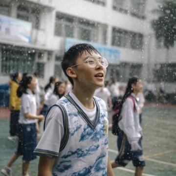 一騎紅塵！貴州貴陽，高考考場外，一個男生忘帶準考證，急的團團轉(zhuǎn)