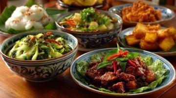 三亞美食豐富多樣，既有海鮮大餐，也有特色小吃，以下是一些值得嘗試的美食