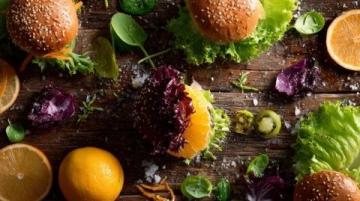 科學應對脂肪肝：揭秘極端素食背后的健康誤區與合理膳食策略