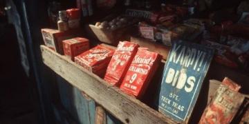 這是1945年11月份的一組珍貴老照片，拍攝于重慶路邊的一家小吃店