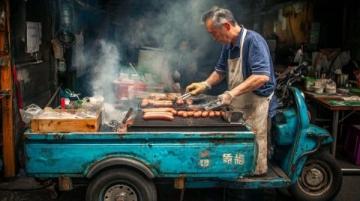 南寧夜市：排隊1小時也要嘗的街頭美食盛宴，100元扶墻走的味覺狂歡！