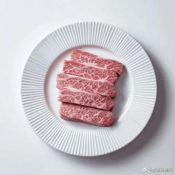 融合了高原物產與多民族文化,以牛羊肉、奶制品和面食為主,兼具粗獷與細膩的風味