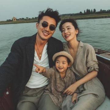 賴岳謙陪著妻子周玉琴回到福州慶祝生日，真是讓人驚訝！周玉琴是福建人