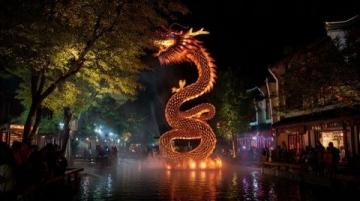 五一假期，寧夏中衛(wèi)向陽(yáng)街變成流動(dòng)的河流，熱鬧的夜晚增添夢(mèng)幻色彩。