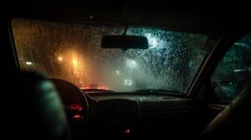 雨天安全行駛指南：降低車速、控好距離、亮尾燈
