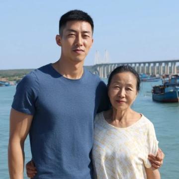 賴岳謙陪著妻子周玉琴回到福州慶祝生日，真是讓人驚訝！周玉琴是福建人